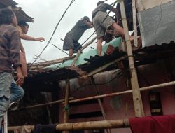 Akibat Disapu Angin Kencang dan Hujan Deras di Kelurahan Muara Ciujung Barat Robohkan Rumah Warga 