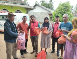 Pasca DIdera Banjir, DPC PDI Perjuangan Pandeglang Bantu Korban Terdampak di Desa Kertajaya