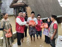 Satu Rumah Warga Roboh Diterjang Banjir di Desa Surianen, DPC PDIP Pandeglang Salurkan Bantuan