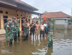 Koramil 0602-17/Carenang Bantu Warga Terdampak Banjir