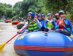 Tinawati Andra Soni Jajal Wisata Air Kali Cibanten