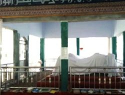 Menyusuri Tebing Menuju Makam Keramat Prabu Dalem Wong Sagati di Desa Sajira Mekar 