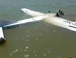 Pesawat Jatuh Mengambang di Pantai Nabire