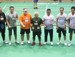 Gubernur Andra Ramaikan Pertandingan Persahabatan BangBro Badminton Triple