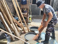 Personel TMMD Serang Pasang Keramik Rumah Warga Desa Sukamenak