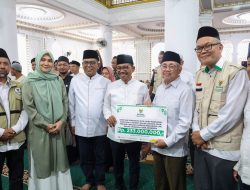 Safari Ramadan di Masjid Jami’atul Khoir, Gubernur Andra Soni Ajak Warga Perkuat Kebersamaan