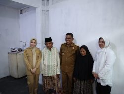 Safari Ramadan di Cinangka, Gubernur Andra Soni Serahkan Kunci Rumah Baru untuk Warga