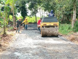 Akses Warga Cadas Ngampar Kian Mulus: Satgas TMMD Ke-127 Mulai Tahap Pengaspalan Jalan