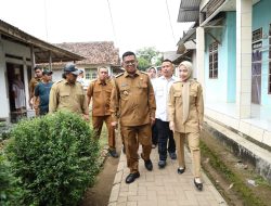 Tinjau Jalan Lingkungan di Cinangka, Gubernur Andra Soni Pastikan Program PSU Tepat Sasaran