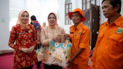 Tinawati Andra Soni Apresiasi Dedikasi Petugas Kebersihan, DWP Banten Salurkan Sembako