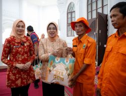 Tinawati Andra Soni Apresiasi Dedikasi Petugas Kebersihan, DWP Banten Salurkan Sembako