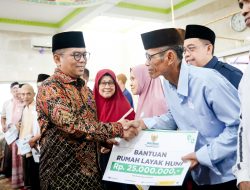 Safari Ramadan di Tangsel, Gubernur Andra Soni Serahkan Bantuan Sosial bagi Warga