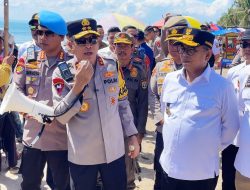 Pantau Wisatawan di Anyer, Gubernur Andra Soni Ajak Masyarakat Jaga Kebersihan dan Keselamatan