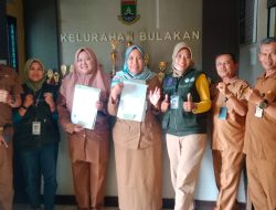 Petugas Pendamping P3H Yayasan LP3H Mathla’ul Anwar Serahkan Sertifikat Halal & NIB di Kelurahan Bulakan