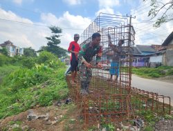 Koramil 0602-19/Cikande Gotong Royong Bangun Jembatan di Desa Ciagel
