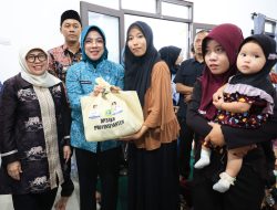 Tinawati Andra Soni Serahkan Bantuan Gizi untuk Program Pencegahan Stunting di Pandeglang