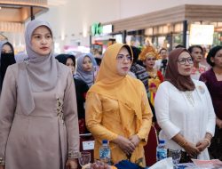 Di Mal of Serang, Tinawati Andra Soni Kampanyekan Penggunaan Kebaya 