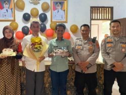 Sekmat dan Staf Beri Kejutan Ultah Camat Tunjung Teja di Aula Kecamatan