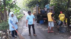 Kades Pimpin Jum’at Bersih, Warga Gunung Sari Gotong Royong Angkut Tumpukan Sampah Liar