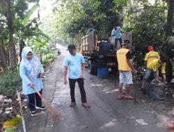 Kades Pimpin Jum’at Bersih, Warga Gunung Sari Gotong Royong Angkut Tumpukan Sampah Liar