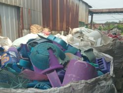 Pengolahan Limbah Plastik di Desa Gabus Resahkan Warga