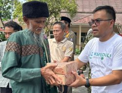 Jum’at Berkah, PT KS Cilegon Bagikan Paker Makan Siang Gratis