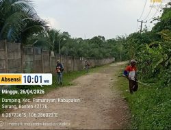 Pj. Kades Damping Pimpin Gotong Royong Bersihkan Jalan Kabupaten Sepanjang 1 Km