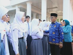 Peringati Hardiknas, Andra Soni Pastikan Program Sekolah Gratis Jangkau Madrasah Aliyah