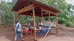 Kisah Pilu Guru Honorer, Jalan Kaki 6 Km Lewati Hutan dan Sungai, dengan Gaji Rp300 Ribu