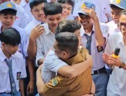 Momen Haru di SMK PGRI Pandeglang, Siswa Peluk Gubernur Banten Andra Soni