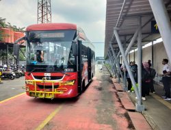 68.121 Pelanggan Manfaatkan Boarding Gate Pintu Barat Stasiun Purwokerto 