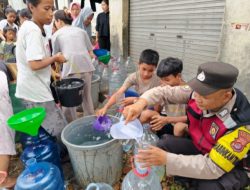 Tanggapi Kemarau, Polsek Cikande Salurkan 16.000 Liter Air Bersih ke 2 Desa Terdampak