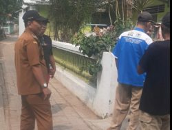 Lurah Sumur Pecung Sidak dan Serahkan Bantuan Perbaikan Jalan di Lingkungan Cipete