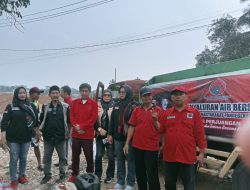DPC PDIP Salurkan Bantuan Air Bersih di Desa Pasir Gadung