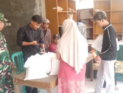 Babinsa Pamarayan Dampingi Penyaluran Bantuan Pangan, 993 KPM Terima 30 Kg Beras