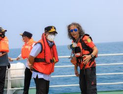 Gubernur Andra Soni Ikut Langsung Pencarian 5 Jurnalis Bersama Tim SAR di di Selat Sunda