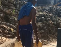 Jalan Nangka Bubur Rusak Berat, Warga Didera Sakit Harus Ditandu 