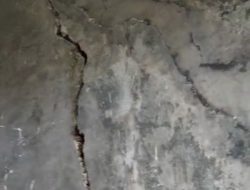 GAK “Batuk” Guncang Cnangka, Rumah Warga Retak dan Diguyur Abu Vulkanik Hitam